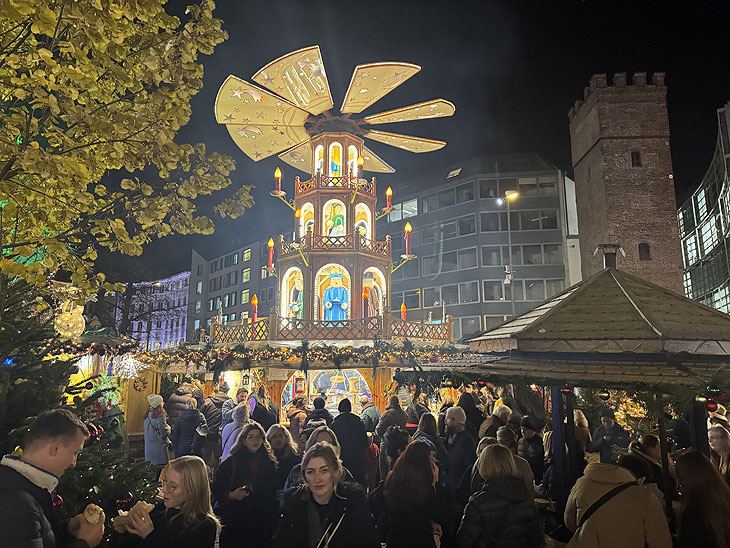 auch 2024 wieder gibt es die Kaisers Schlemmerpyramide auf dem S Rindermarkt in München. Schlemmen wie Gott in Frankreich am Rindermarkt bei Kaiser`s Schlemmerpyramide (©Foto:MartiN Schmitz)